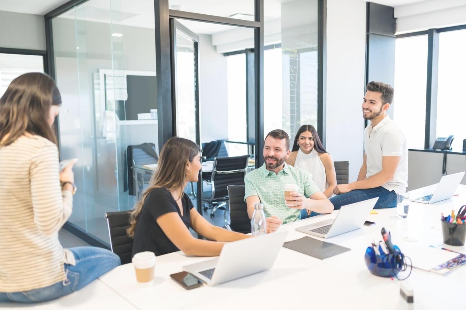 Modernes Büro mit Finanzanalyse-Arbeitsplätzen