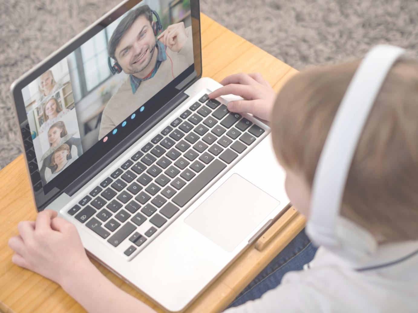 Moderne Finanzanalyse-Arbeitsplatz mit mehreren Bildschirmen