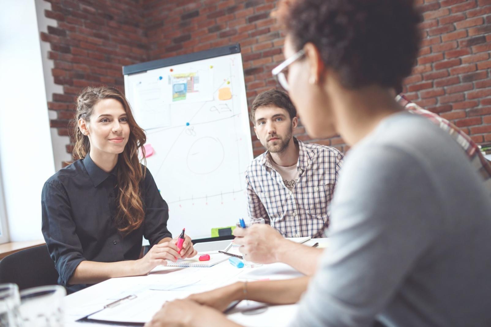 Team bei der Entwicklung neuer Finanzforschungsmethoden