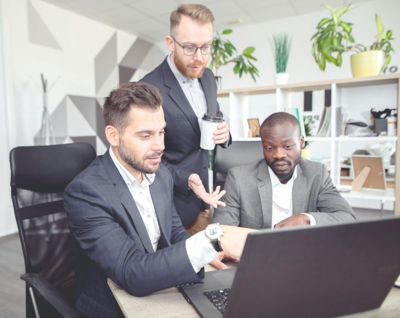 Moderne Büroumgebung mit Finanzanalyst bei der Arbeit