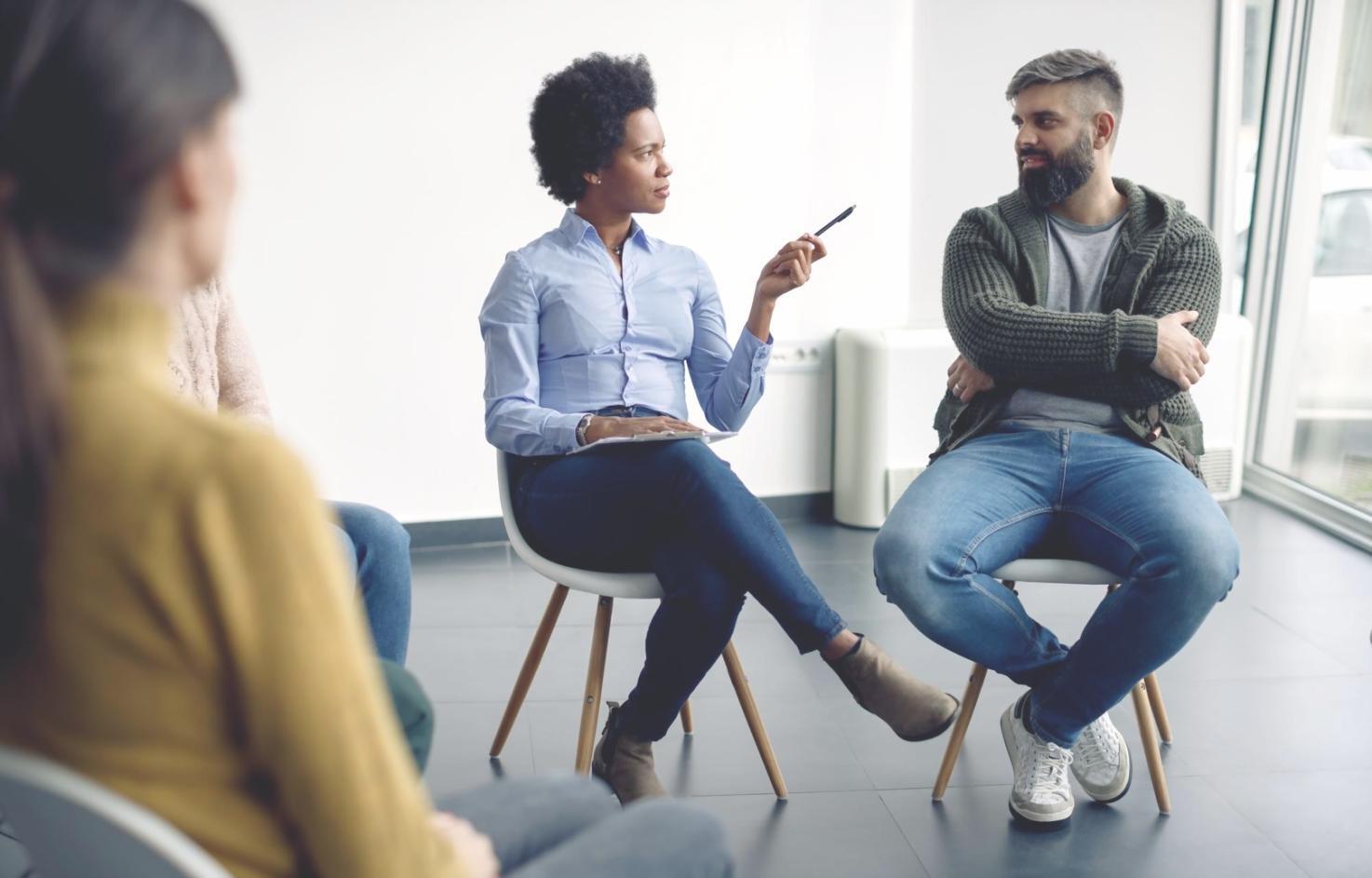 Detaillierte Finanzgrafiken und statistische Auswertungen auf modernem Monitor